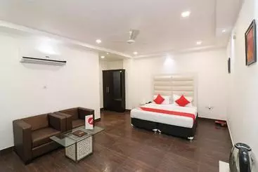 Oyo 23722 Hotel Avaa Continental
