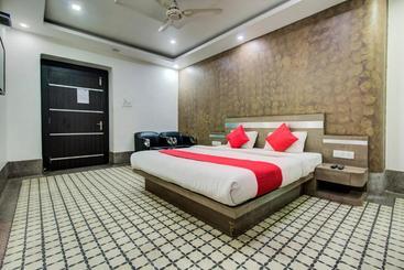 فندق Capital O 22530 Savoy