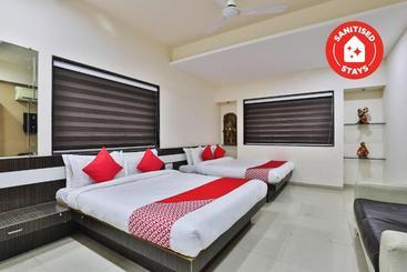 Hotel Oyo 27662 Varma Palace