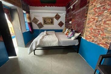 مبيت وإفطار Mirvana Guest House & Camel Safari