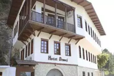 تختخواب و صبحانه Demaj