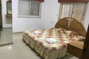 تختخواب و صبحانه Hanna Azar