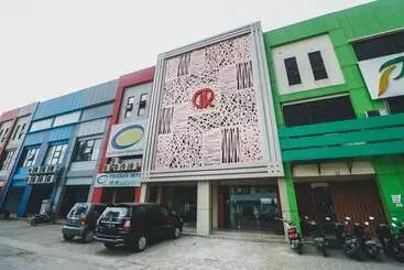 Pension Reddoorz Plus Near Living Plaza Jababeka