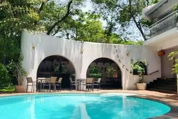 تختخواب و صبحانه Jacaranda Lodge