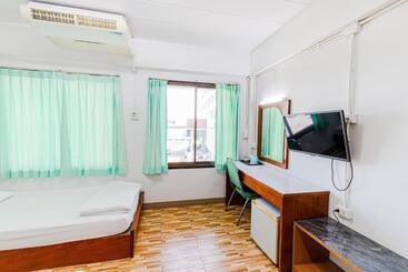 River Hotel The Budget