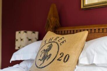 فندق صغير The Three Chimneys Country Pub