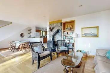 Mökkimajoitus Oceanfront Home With Water Views   Central Ac, Washer/dryer & Beach Access