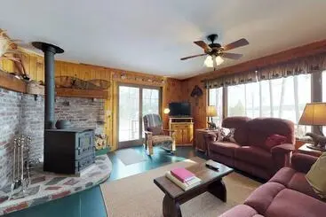 Mökkimajoitus Lakefront Cabin With Lake Views, Cable, Beach Access & Private Dock
