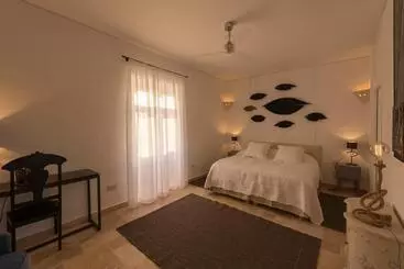 تختخواب و صبحانه The Snop House