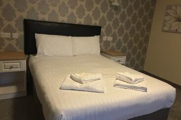 Отель Alcester Inn