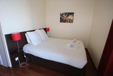 هتل آپارتمان O Sullivans Bar And