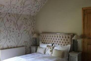 민박 The Queens At Horton