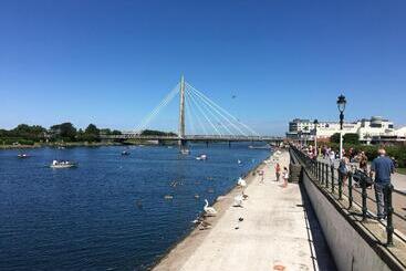 پانسیون Adelphi Guest House