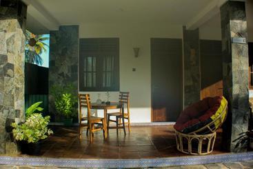 פנסיון The Mango Leaf