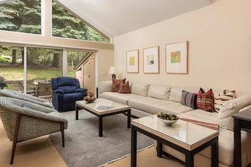 هتل آپارتمان Clarendon Townhomes