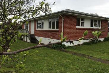 Pensió Close To Picton Town