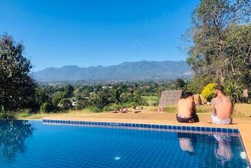 بنسيون Pai Circus Hostel