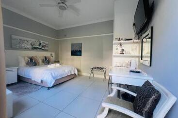 פנסיון Sir Roys Guest House