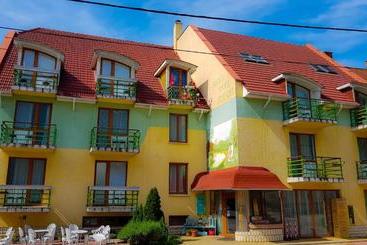 Lägenhetshotell Szieszta  Paár