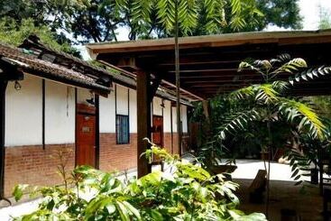 تختخواب و صبحانه Ienarts Museum