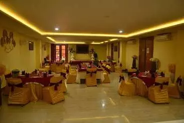 هتل Sterling Banquet And