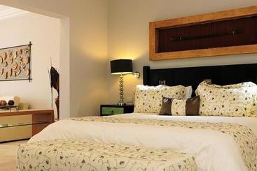 هتل آپارتمان Fishing Lodge Cap Cana Diamond Resort