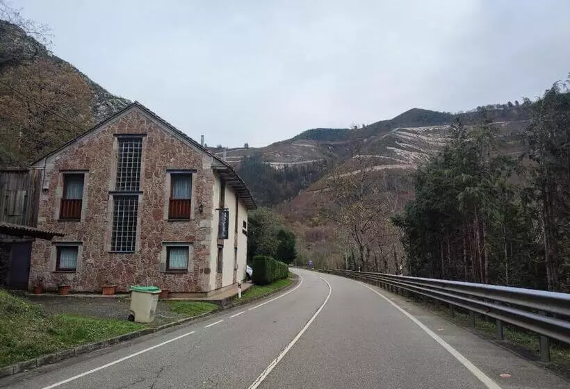 ホテル La Salmonera Cangas De Onís