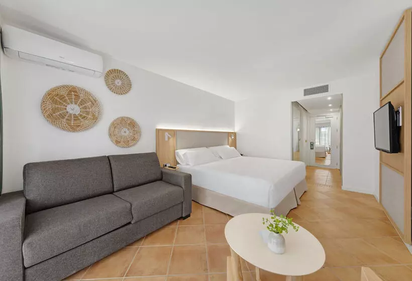 Отель Occidental Cala Vinas