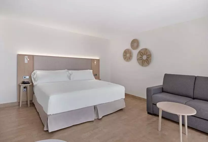 Отель Occidental Cala Vinas