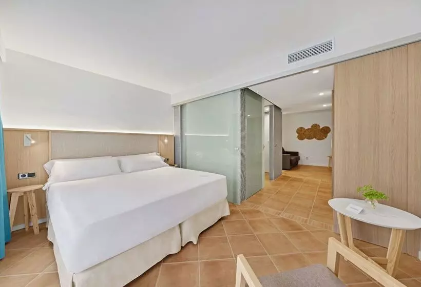 Отель Occidental Cala Vinas