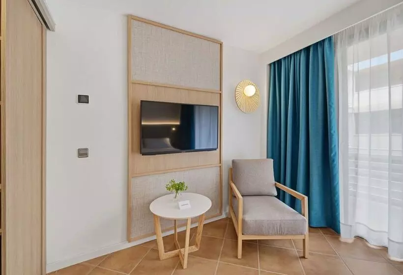 Отель Occidental Cala Vinas