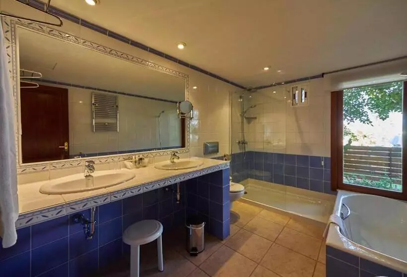 هتل Petit Cala Fornells