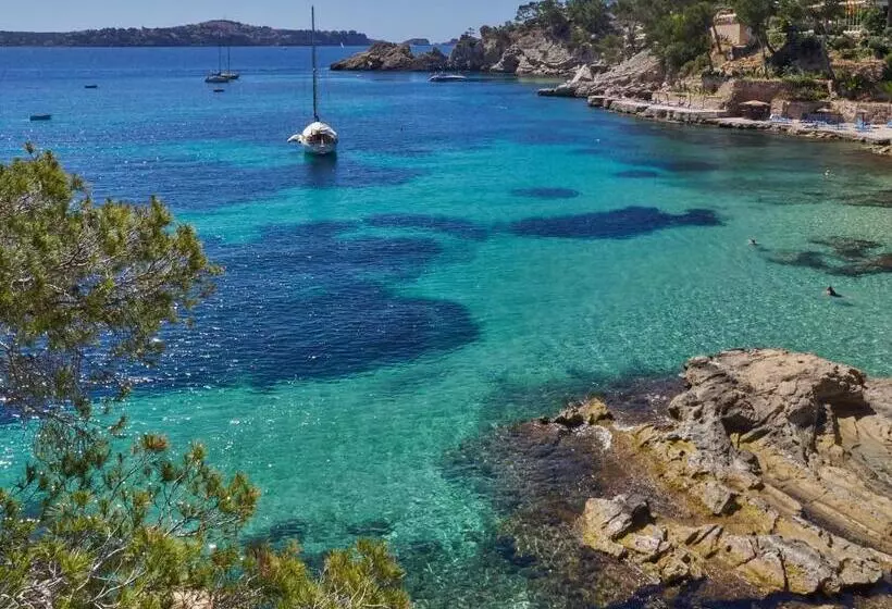 هتل Petit Cala Fornells
