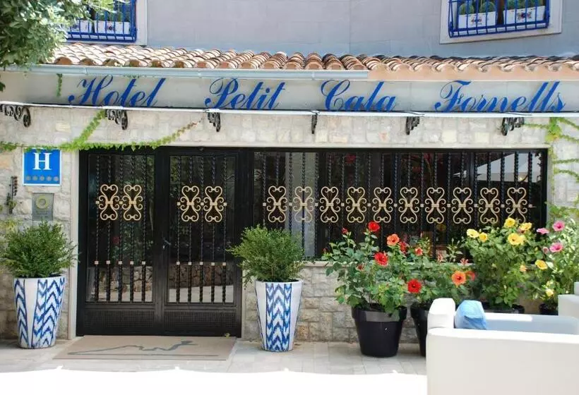 هتل Petit Cala Fornells