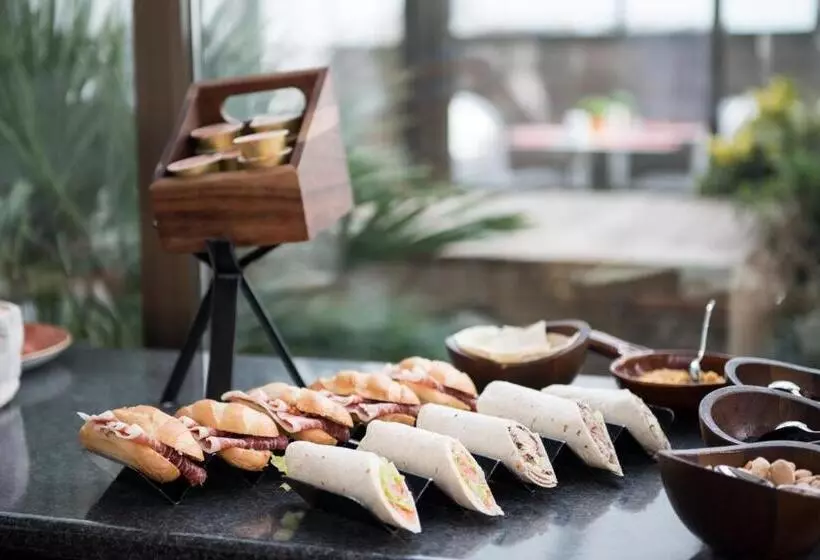 Отель Catalonia Park Putxet