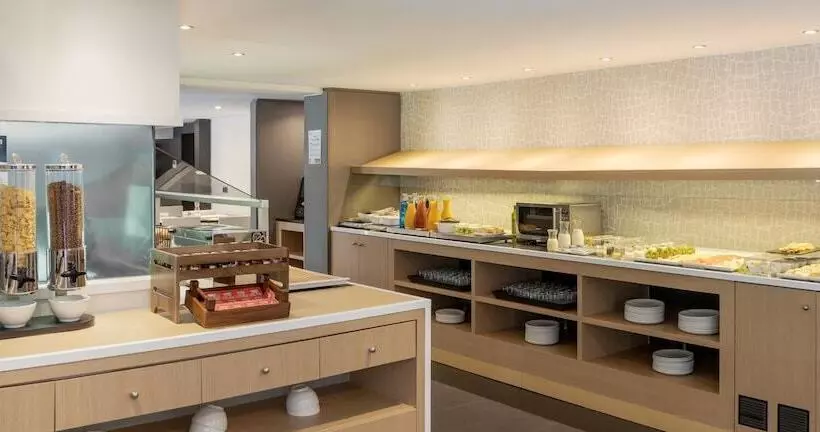 Отель Ilunion Almirante