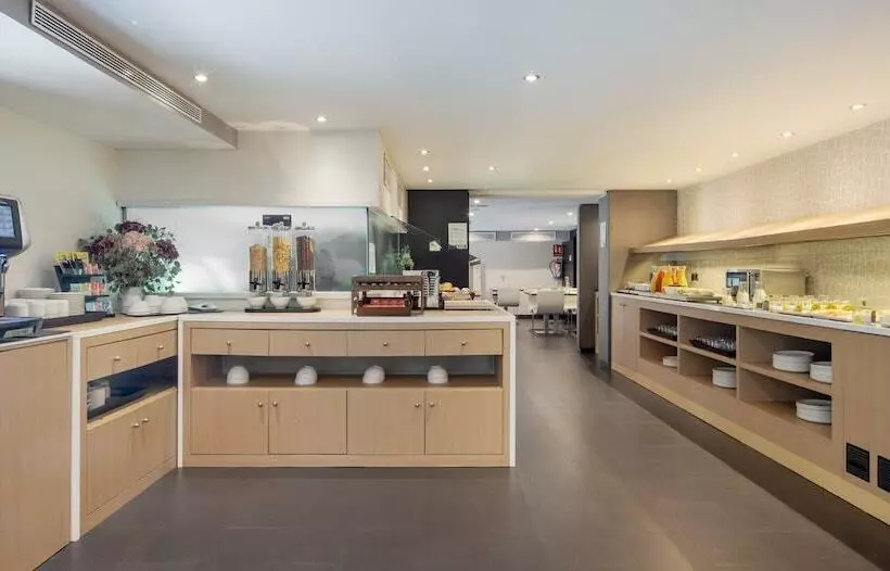 Отель Ilunion Almirante