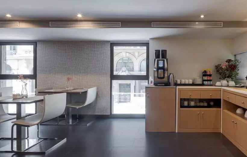 Отель Ilunion Almirante