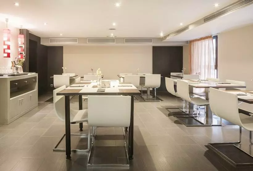 Отель Ilunion Almirante