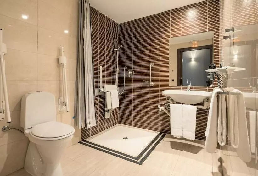 Отель Ilunion Almirante