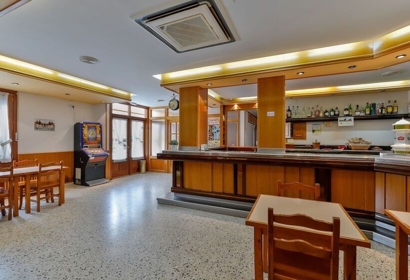 Отель Del Esera