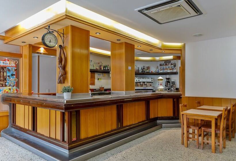 Отель Del Esera