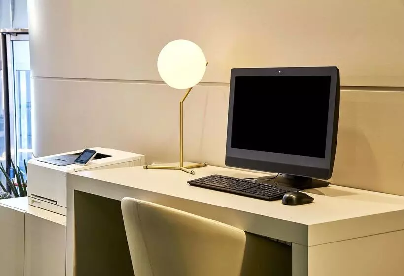 فندق NH Valencia Center