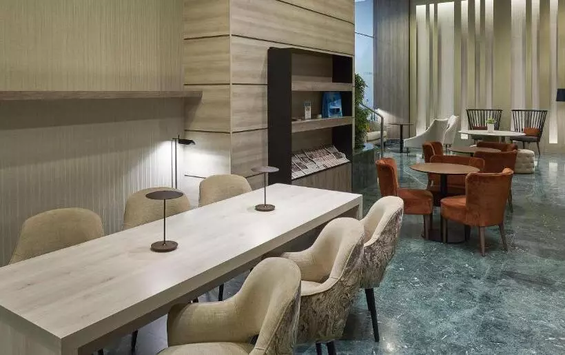 فندق NH Valencia Center