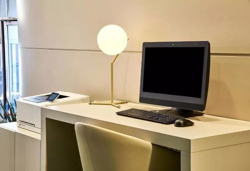 فندق NH Valencia Center