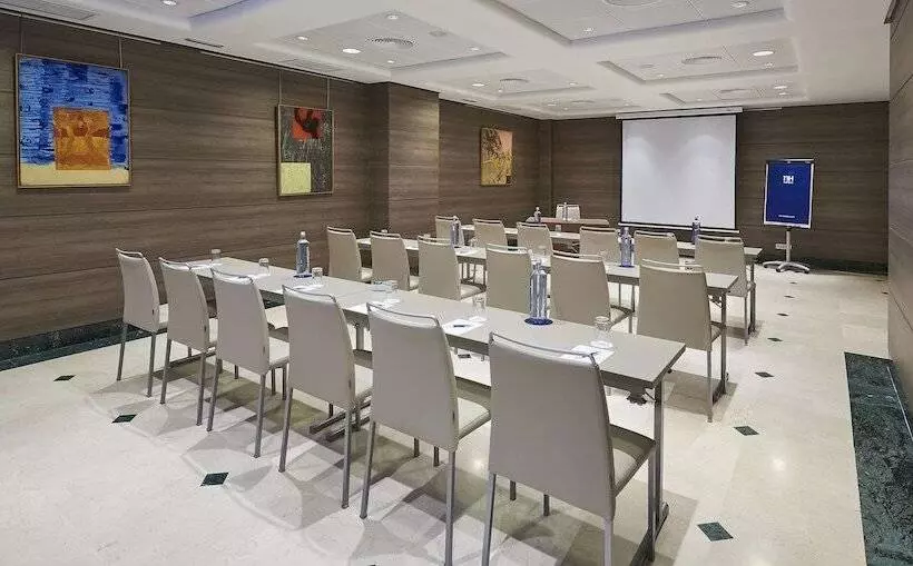 فندق NH Valencia Center