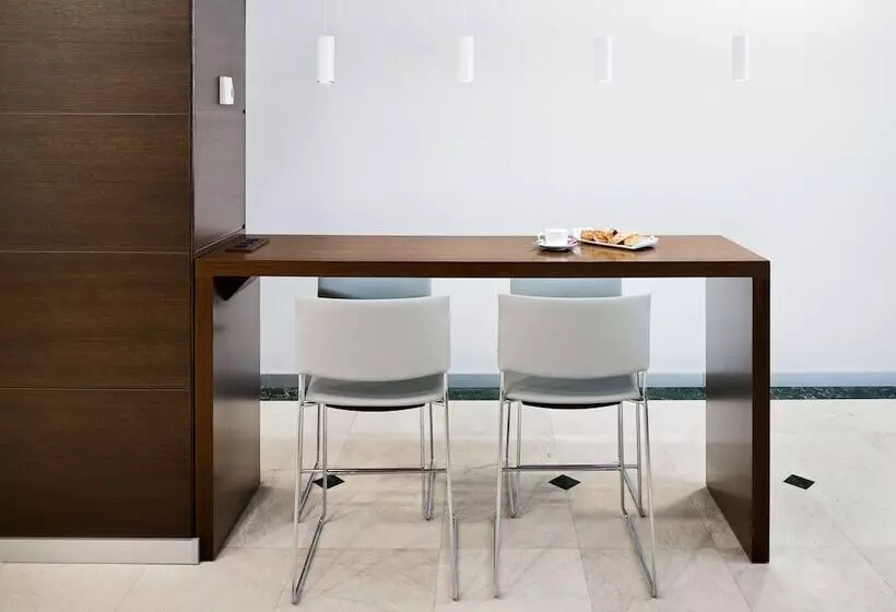 فندق NH Valencia Center