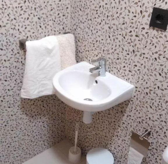 Hostal Bisbal Only Adults No Ac