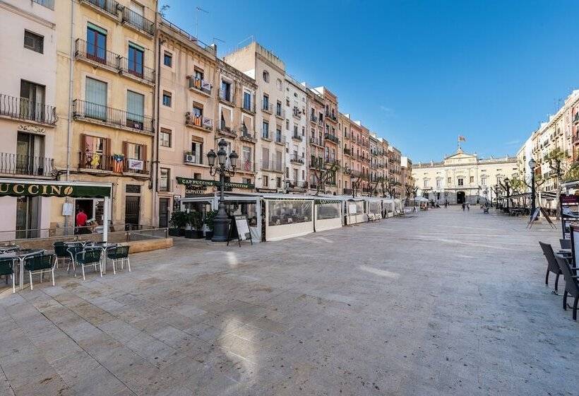 مسافرخانه Forum Tarragona