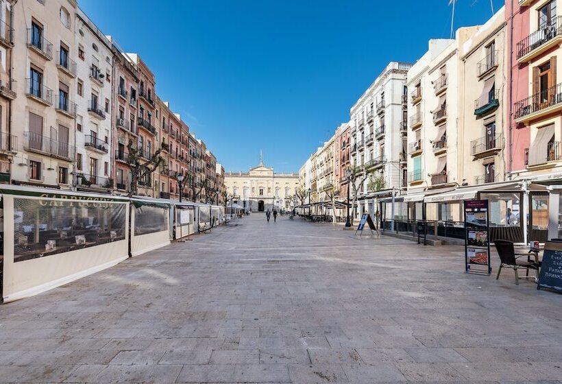 مسافرخانه Forum Tarragona